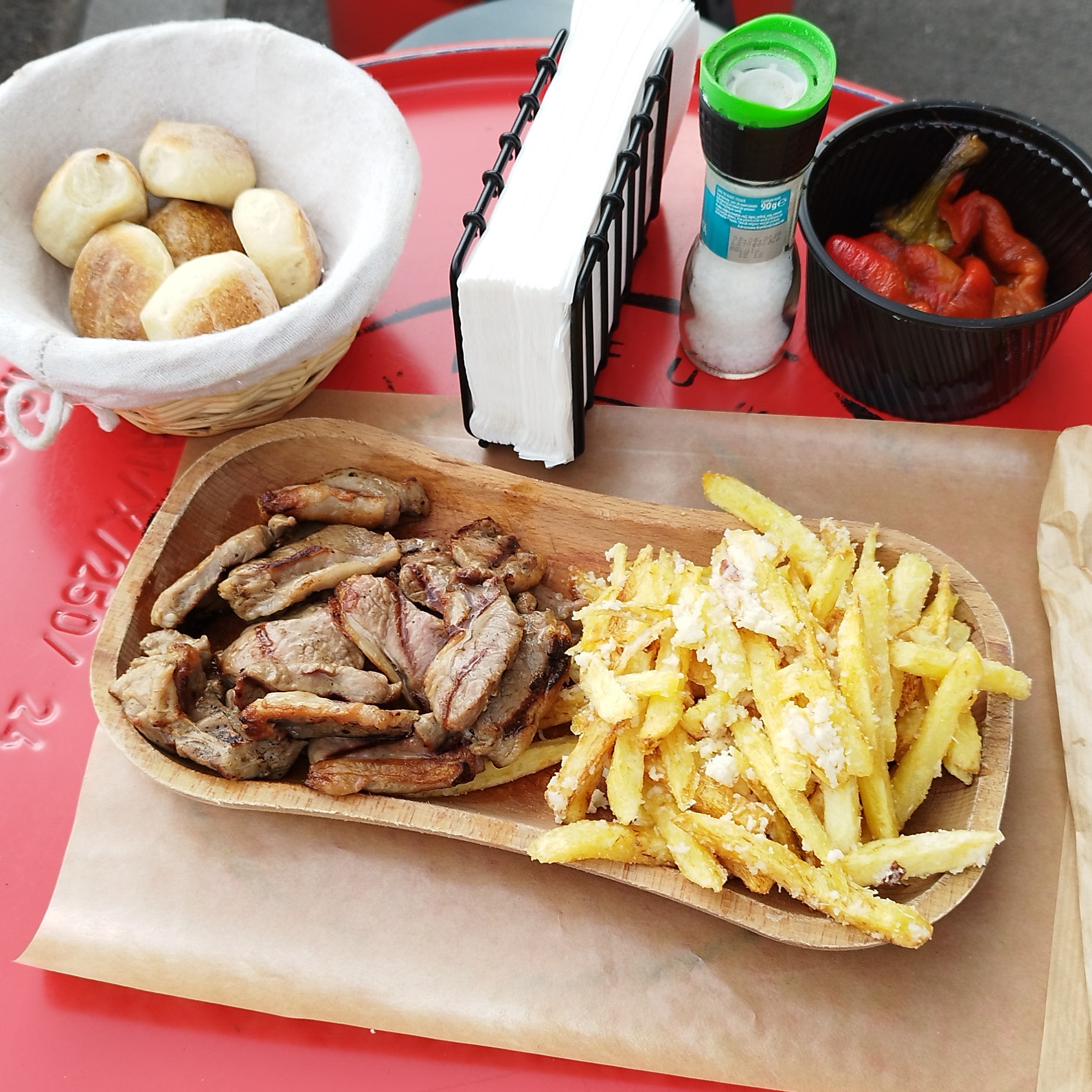 Parfum de gratar - Pastrama cu spectacol la farfurie